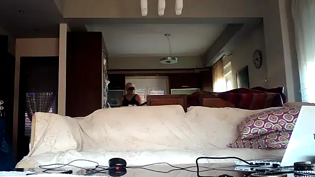 Kalia Cross online show from November 18, 2025, 7:22 am