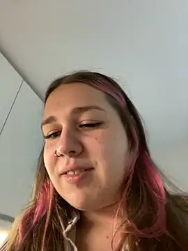 SuzieMurray online show from September 24, 2025, 11:17 am