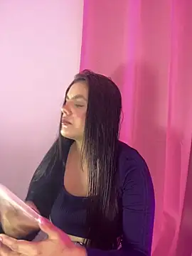 kimberlyhills1 online show from December 18, 2025, 8:23 pm