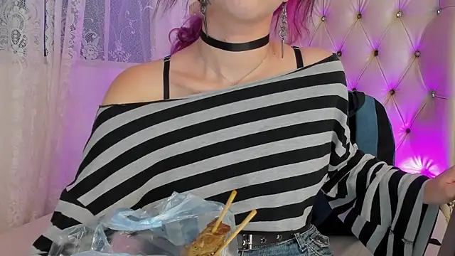 AlexaFoxy18 online show from September 25, 2025, 6:41 am