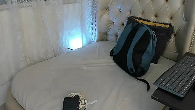 AlexaFoxy18 online show from September 19, 2025, 7:01 am