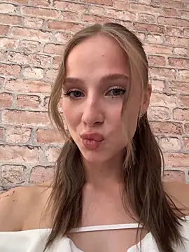 CaseyStar online show from November 21, 2025, 11:42 am