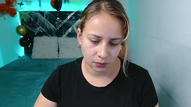 Dana martinezz online show from October 28, 2025, 9:58 pm