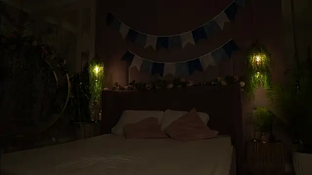 Smiley Mia online show from September 28, 2025, 5:03 am