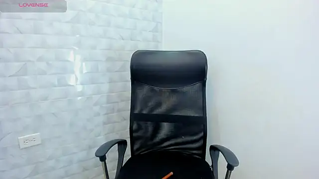 Realbadbxtch online show from February 14, 2025, 7:33 pm