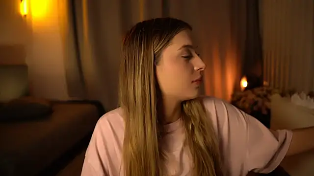 elisa moon online show from December 12, 2024, 4:26 am