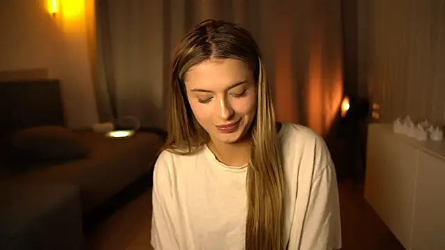 elisa moon online show from December 13, 2024, 3:43 pm