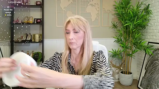 Snapshot of LadyLeea chatting on May 7, 2026, 4:39 am LadyLeea online show from May 7, 2026, 4:39 am