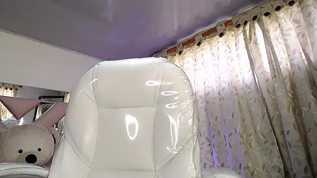 Mia Fischer online show from November 10, 2025, 7:41 pm