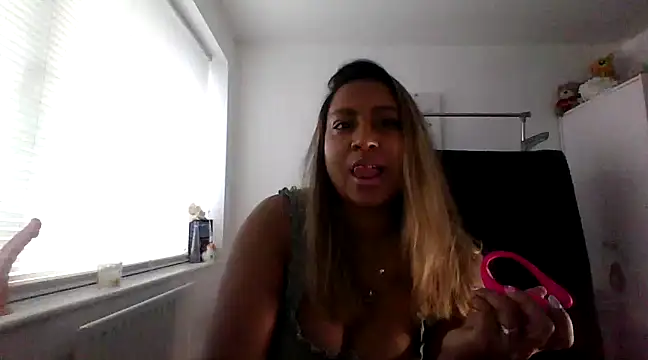 Snapshot of TEMPTING-TAMMY chatting on January 8, 2025, 10:04 am TEMPTING-TAMMY online show from January 8, 2025, 10:04 am