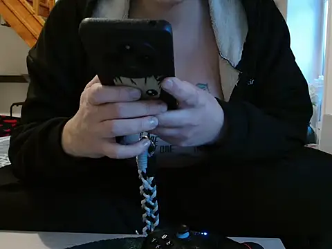 Lauzo21 online show from November 18, 2025, 6:39 am