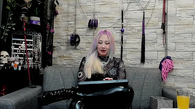 Snapshot of CruelMistress chatting on April 26, 2026, 11:57 pm CruelMistress online show from April 26, 2026, 11:57 pm