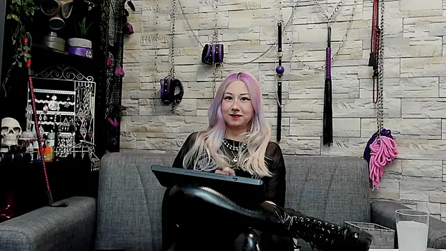 Snapshot of CruelMistress chatting on April 25, 2026, 11:57 pm CruelMistress online show from April 25, 2026, 11:57 pm