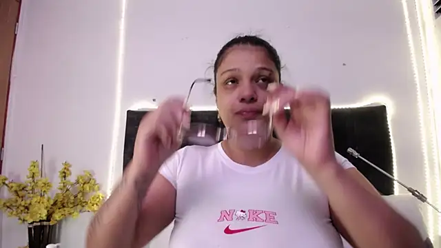 Snapshot of Nicol_Love0 chatting on May 9, 2026, 11:24 am Nicol Love0 online show from May 9, 2026, 11:24 am