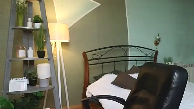 AuroraAksnesss online show from March 5, 2025, 10:22 am