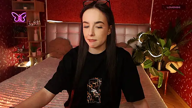 AuroraAksnesss online show from February 5, 2025, 3:42 pm