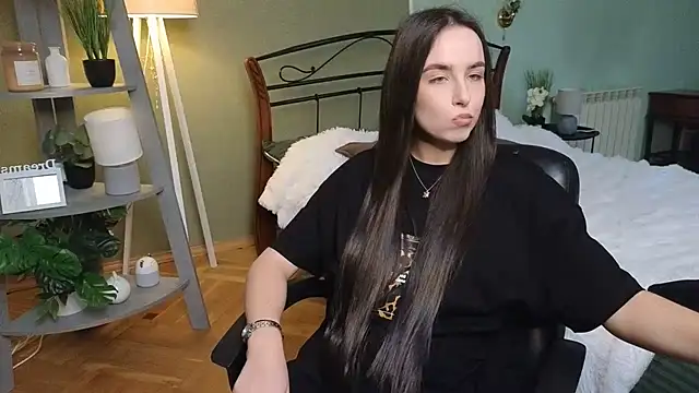 AuroraAksnesss online show from February 13, 2025, 10:44 am