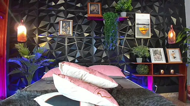 rihannagil online show from March 18, 2025, 4:39 pm