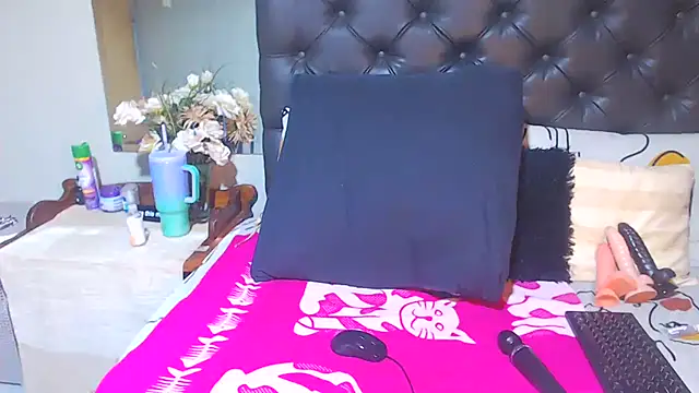 NunuBerry16 online show from April 14, 2026, 7:41 pm