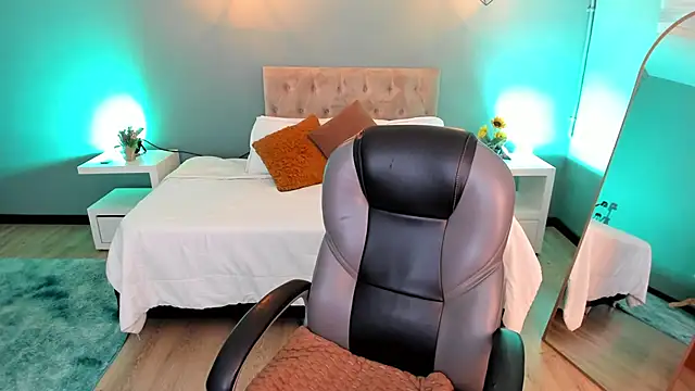 Nora Vennucci online show from September 11, 2025, 7:36 pm