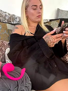 Snapshot of Barbie_26 chatting on November 26, 2025, 10:04 am Barbie 26 online show from November 26, 2025, 10:04 am