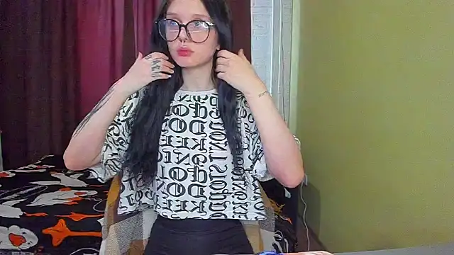 Snapshot of Hi_Kitti chatting on March 11, 2025, 9:24 am Hi Kitti online show from March 11, 2025, 9:24 am