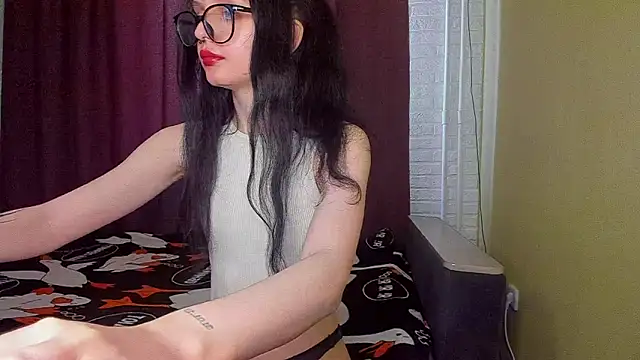 Snapshot of Hi_Kitti chatting on March 19, 2025, 9:17 am Hi Kitti online show from March 19, 2025, 9:17 am