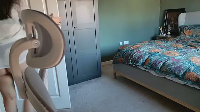 Snapshot of flatwhite0 chatting on February 4, 2025, 10:00 am flatwhite0 online show from February 4, 2025, 10:00 am