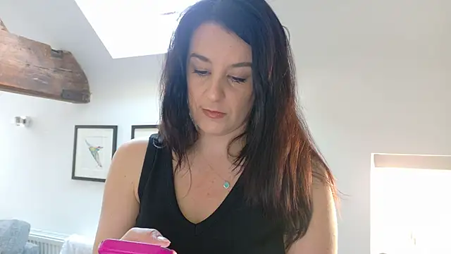 flatwhite0 online show from April 24, 2026, 8:49 am