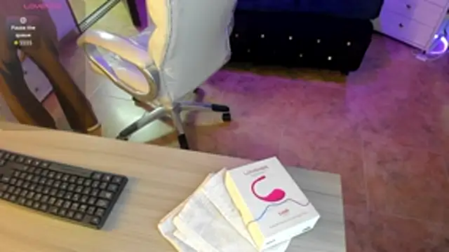 Amy Kiitty  online show from December 18, 2025, 12:42 pm