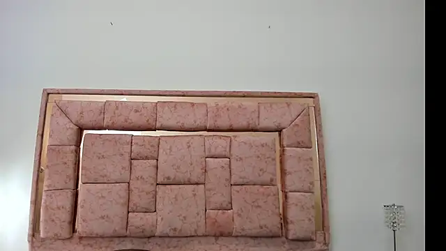 zoee lovv online show from February 11, 2025, 9:41 am