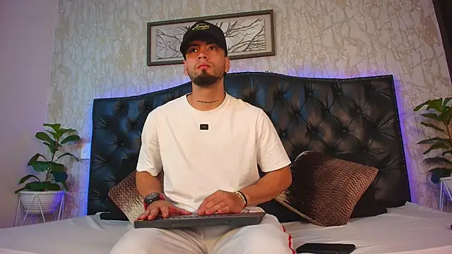 Snapshot of MattDevon chatting on March 3, 2026, 5:03 am MattDevon online show from March 3, 2026, 5:03 am