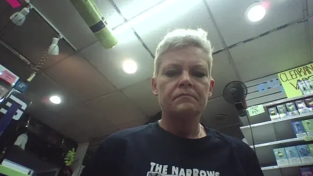 jadegilf1 online show from April 12, 2026, 6:55 pm