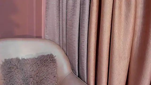 LaraGoldd online show from November 10, 2025, 11:43 pm