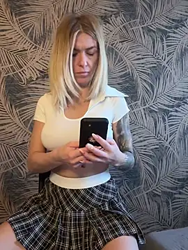 BlueEyesCarole online show from February 4, 2025, 9:17 am