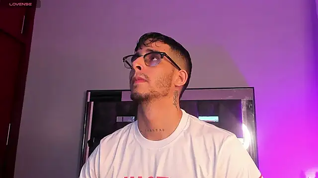 Snapshot of iamcamiloo_ chatting on March 7, 2025, 4:24 am iamcamiloo online show from March 7, 2025, 4:24 am