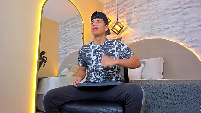 Benjamin More online show from November 6, 2025, 11:36 am