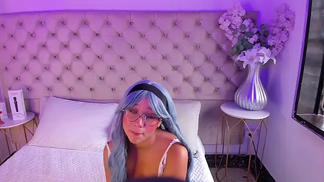 MelanieRoah online show from September 16, 2025, 1:23 pm