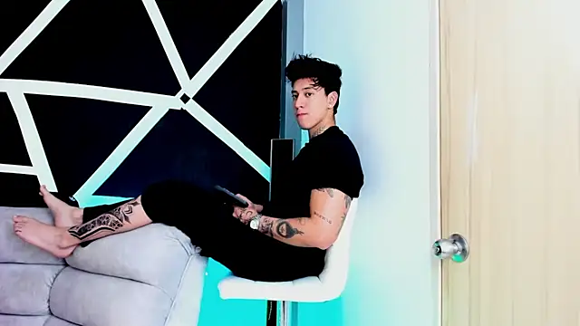 JUSTIN FULLER1 online show from October 19, 2025, 3:48 pm