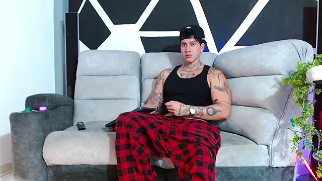 JUSTIN FULLER1 online show from November 19, 2025, 4:51 pm