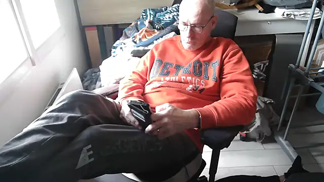 Snapshot of bogland33 chatting on May 14, 2026, 12:57 pm bogland33 online show from May 14, 2026, 12:57 pm