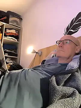 bogland33 online show from November 17, 2025, 7:40 pm