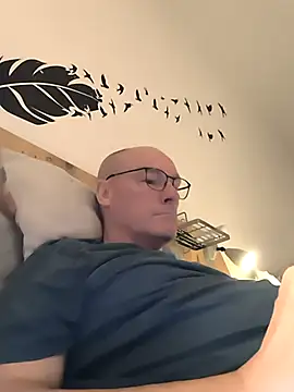 Snapshot of bogland33 chatting on December 4, 2025, 8:41 pm bogland33 online show from December 4, 2025, 8:41 pm