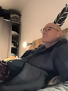 Snapshot of bogland33 chatting on December 21, 2025, 8:42 pm bogland33 online show from December 21, 2025, 8:42 pm