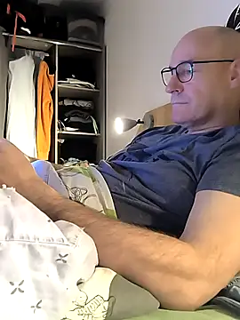 Snapshot of bogland33 chatting on December 15, 2025, 8:03 pm bogland33 online show from December 15, 2025, 8:03 pm