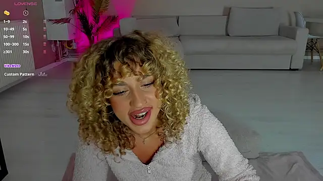 CurlyAnt0 online show from October 27, 2025, 11:49 pm