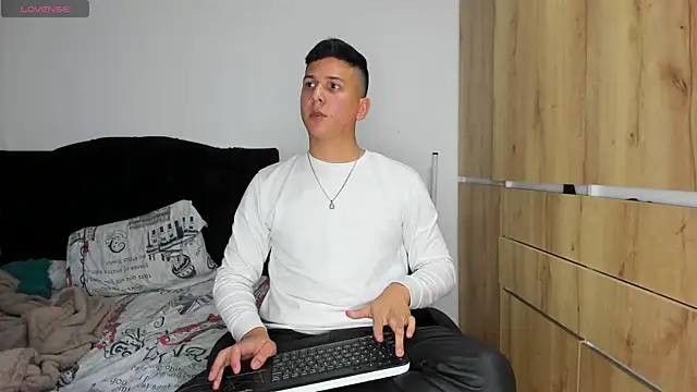 ANDREZALVAREZ online show from December 14, 2025, 5:24 am