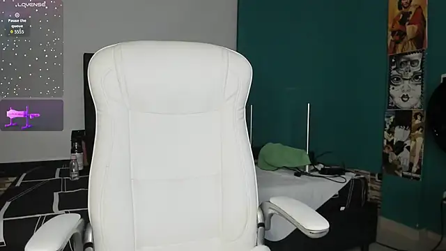 kinky polar online show from February 18, 2026, 3:48 am