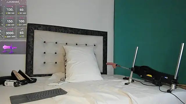 kinky polar online show from February 25, 2026, 4:01 am