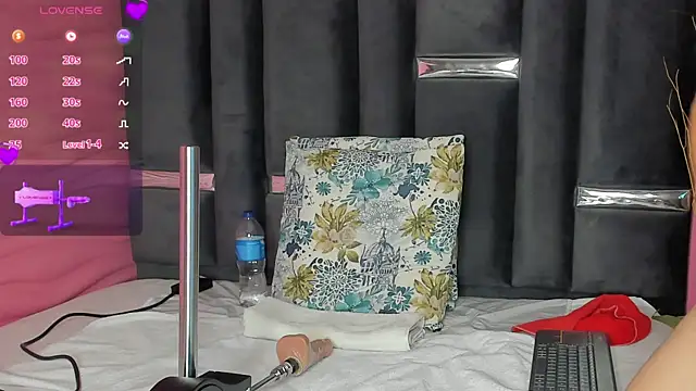 kinky polar online show from February 6, 2025, 2:44 am